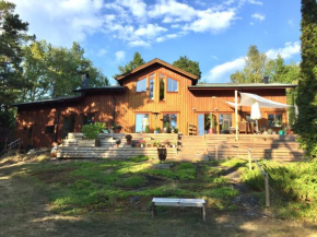 Wonderful wooden house next to lake and Stockholm archipelago Boo